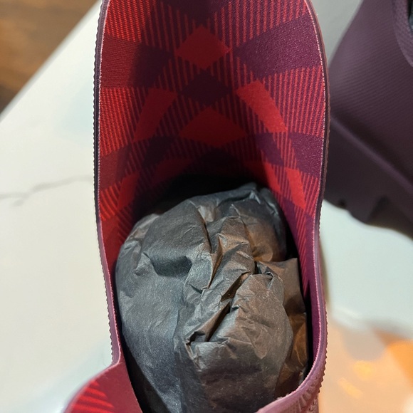 Burberry Marsh Textured Ankle Boot - New in box! Size 40 - Picture 5 of 14